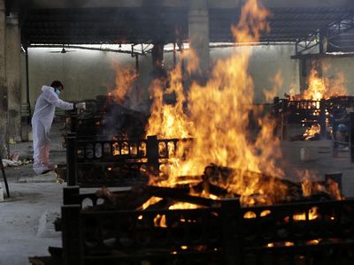 Foto: Api Membara di Krematorium COVID-19 India, Jenazah Tak Berhenti Datang