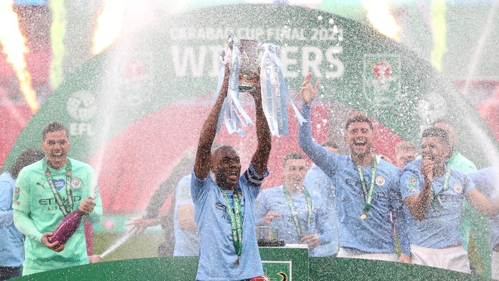 LONDON, ENGLAND - APRIL 25: Fernandinho of Manchester City lifts the Carabao Cup Trophy as his team celebrate victory after the Carabao Cup Final between Manchester City and Tottenham Hotspur at Wembley Stadium on April 25, 2021 in London, England. 8,000 fans are due to watch the game at Wembley, the most at an outdoor sporting event in the UK since the coronavirus pandemic started in March, 2020. Each team has been given an allocation of 2,000 with the remaining tickets split between local residents and NHS staff. (Photo by Clive Rose/Getty Images)