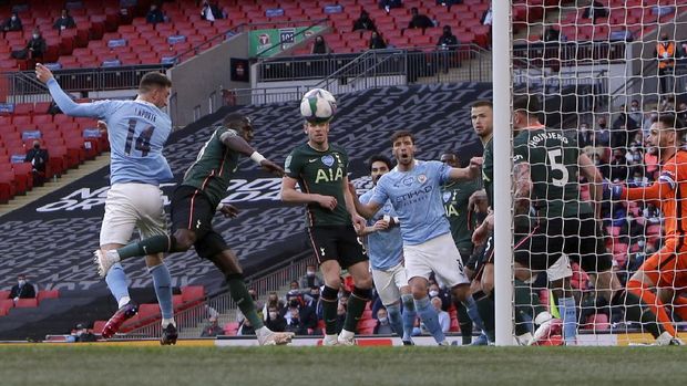 Manchester City Juara Piala Liga Manchester City's Aymeric Laporte, left, scores the opening goal during the English League Cup final soccer match between Manchester City and Tottenham Hotspur at Wembley stadium in London, Sunday, April 25, 2021. (AP Photo/Alastair Grant)
