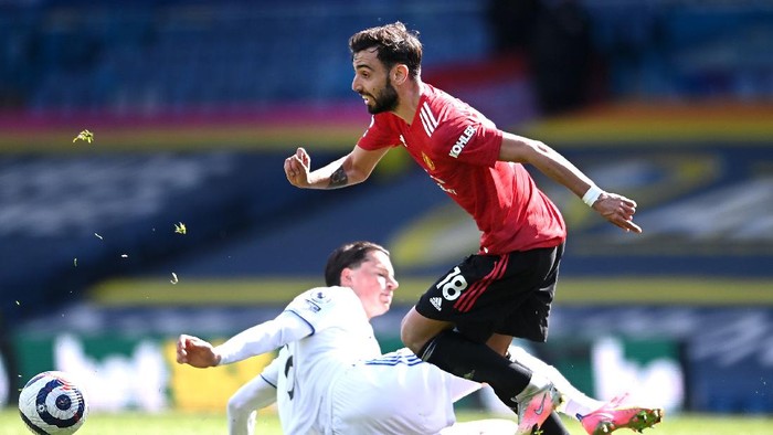 LEEDS, ENGLAND - APRIL 25: Bruno Fernandes of Manchester United gets past Robin Koch of Leeds United the Premier League match between Leeds United and Manchester United at Elland Road on April 25, 2021 in Leeds, England. Sporting stadiums around the UK remain under strict restrictions due to the Coronavirus Pandemic as Government social distancing laws prohibit fans inside venues resulting in games being played behind closed doors. (Photo by Laurence Griffiths/Getty Images)