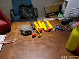 Oknum Bobotoh Serbu Markas Persib, Flare-Batu Disita Polisi