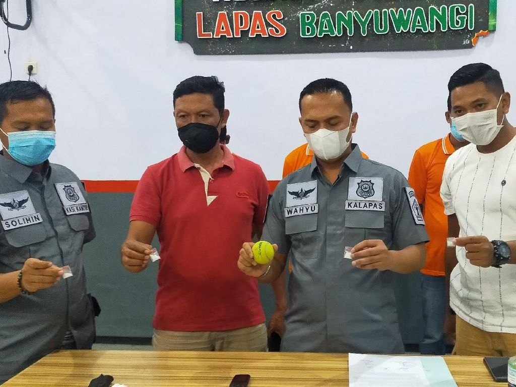 Modus Baru Selundupkan Narkoba ke Lapas Banyuwangi, Lempar Bola Tenis Isi Sabu Modus Baru Selundupkan Narkoba ke Lapas Banyuwangi, Lempar Bola Tenis Isi Sabu