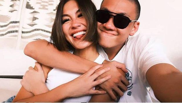 Momen Mesra Agnez Mo dengan seorang pria