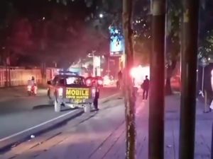 Geruduk Markas Persib, Oknum Bobotoh Dibubarkan Polisi Geruduk Markas Persib, Oknum Bobotoh Dibubarkan Polisi