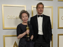 Brad Pitt dan Rambut Cepolnya yang Menarik Perhatian