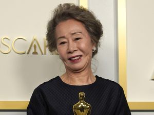 Youn Yuh Jung Putuskan Keluar dari Hook Entertainment Youn Yuh Jung Putuskan Keluar dari Hook Entertainment