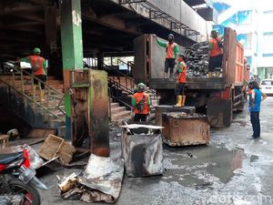 Puing-puing Kebakaran Blok C Pasar Minggu Mulai Dibersihkan