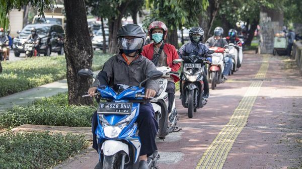 Duh, Trotoar di Daan Mogot Jadi Lintasan Bikers Nakal