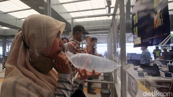 Intip Tes GeNose Penumpang KA di Stasiun Senen