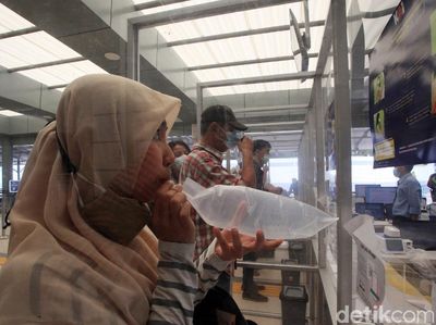 Intip Tes GeNose Penumpang KA di Stasiun Senen