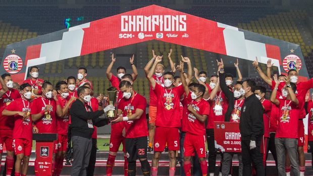 Menpora Zainudin Amali menyerahkan trofi Piala Menpora kepada pemain Persija Jakarta yang mengalahkan Persib Bandung pada pertandingan leg dua final Piala Menpora di Stadion Manahan, Solo, Jawa Tengah, Minggu (25/4/2021). Pada pertandingan tersebut Persija menang dengan skor 2-1 atau menang agregat 4-1. ANTARA FOTO/Mohammad Ayudha/aww.