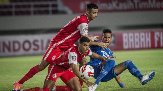 Pemain Persib Bandung Wander Luis (kanan) berebut bola dengan dua pemain Persija Jakarta Yann Motta (kedua kiri) dan Otavio Dutra (kiri) pada pertandingan leg dua Final Piala Menpora di Stadion Manahan, Solo, Jawa Tengah, Minggu (25/4/2021). ANTARA FOTO/Mohammad Ayudha/aww.