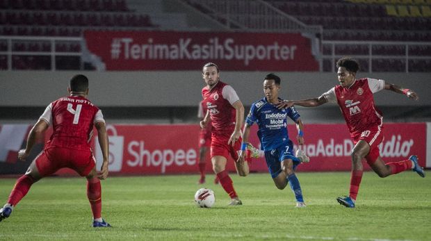 Pemain Persib Bandung Beckham Putra (kedua kanan) berusaha melewati pemain Persija Jakarta Baif Fatari (kanan) dan Marc Klok (ketiga kanan) pada pertandingan leg dua Final Piala Menpora di Stadion Manahan, Solo, Jawa Tengah, Minggu (25/4/2021).  ANTARA FOTO/Mohammad Ayudha/aww.