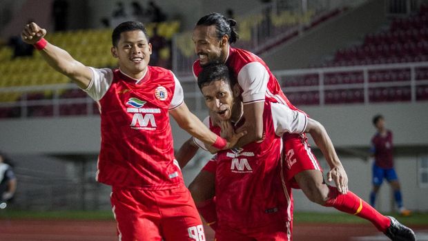 Pemain Persija Jakarta merayakan gol yang dicetak Osvaldo Hayy (kedua kanan) ke gawang Persib Bandung pada pertandingan leg dua Final Piala Menpora di Stadion Manahan, Solo, Jawa Tengah, Minggu (25/4/2021).  ANTARA FOTO/Mohammad Ayudha/aww.