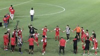 Para pemain dan ofisial tim Persija Jakarta merayakan kemenangan bersama-sama di lapangan. (Foto: Pius Erlangga/detikcom)