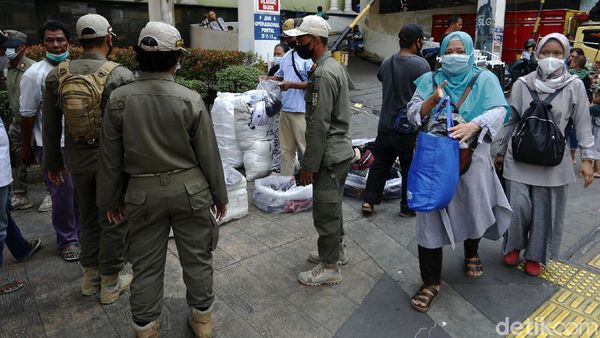 PKL Kucing-kucingan Buka Lapak di Trotoar Tanah Abang