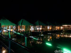 Asyiknya Bukber Makan Gurame Bakar di Atas Saung Tengah Sawah