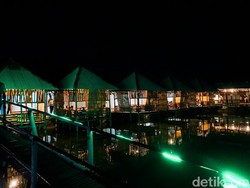 Asyiknya Bukber Makan Gurame Bakar di Atas Saung Tengah Sawah