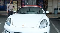 Penampakan Porsche Putih Penerobos Busway Diamankan Polisi