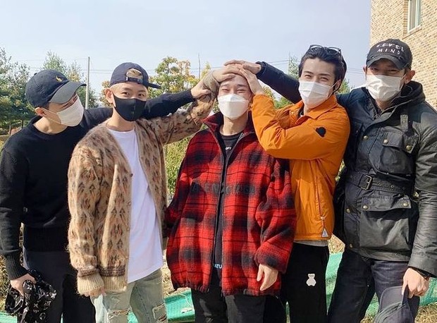 Potret anggota EXO saat Chen jelang jalani wajib militer (foto: instagram.com/_chuchowen)