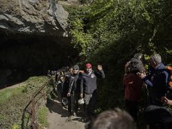 Belasan Orang Ini Hidup di Gua, Puasa Ponsel Demi Eksperimen