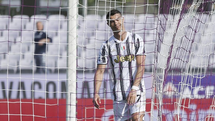 FLORENCE, ITALY - APRIL 25: Cristiano Ronaldo of Juventus reacts during the Serie A match between ACF Fiorentina and Juventus at Stadio Artemio Franchi on April 25, 2021 in Florence, Italy. Sporting stadiums around Italy remain under strict restrictions due to the Coronavirus Pandemic as Government social distancing laws prohibit fans inside venues resulting in games being played behind closed doors.  (Photo by Gabriele Maltinti/Getty Images)