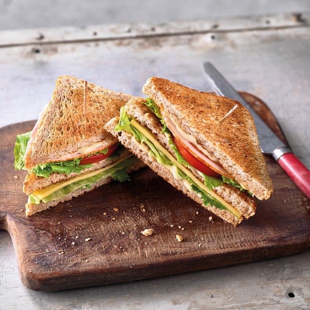 Bisa jadi menu paling mengenyangkan, roti lapis cocok sebagai pengganti nasi ketika sahur.