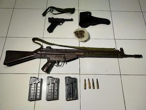 Sebuah Senjata Laras Panjang dan Pistol Ditemukan di Rumah Kosong di Surabaya Sebuah Senjata Laras Panjang dan Pistol Ditemukan di Rumah Kosong di Surabaya