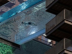 Wow! Ada Kolam Renang Transparan Menggantung di London