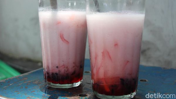 Dingin Segar! Es Santan Ketan Hitam Tanimbar yang Legendaris