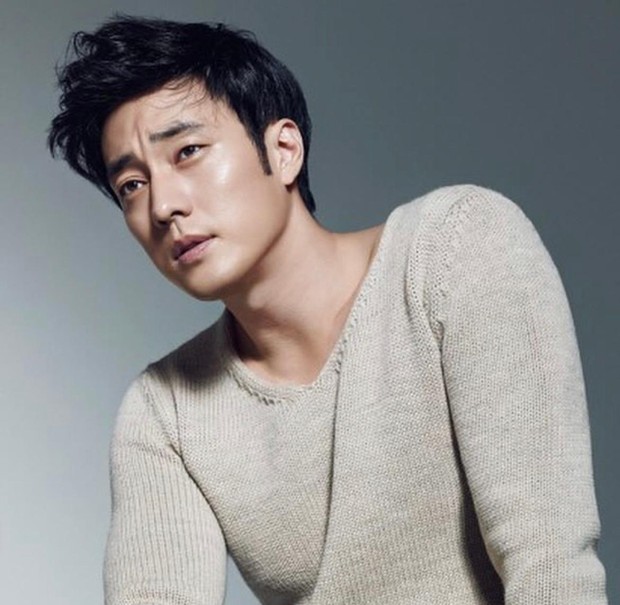 Terakhir, So Ji Sub juga terkenal dengan wajahnya yang awet muda! Padahal So Ji Sub lahir pada 4 November 1977 lho, Beautynesian.
