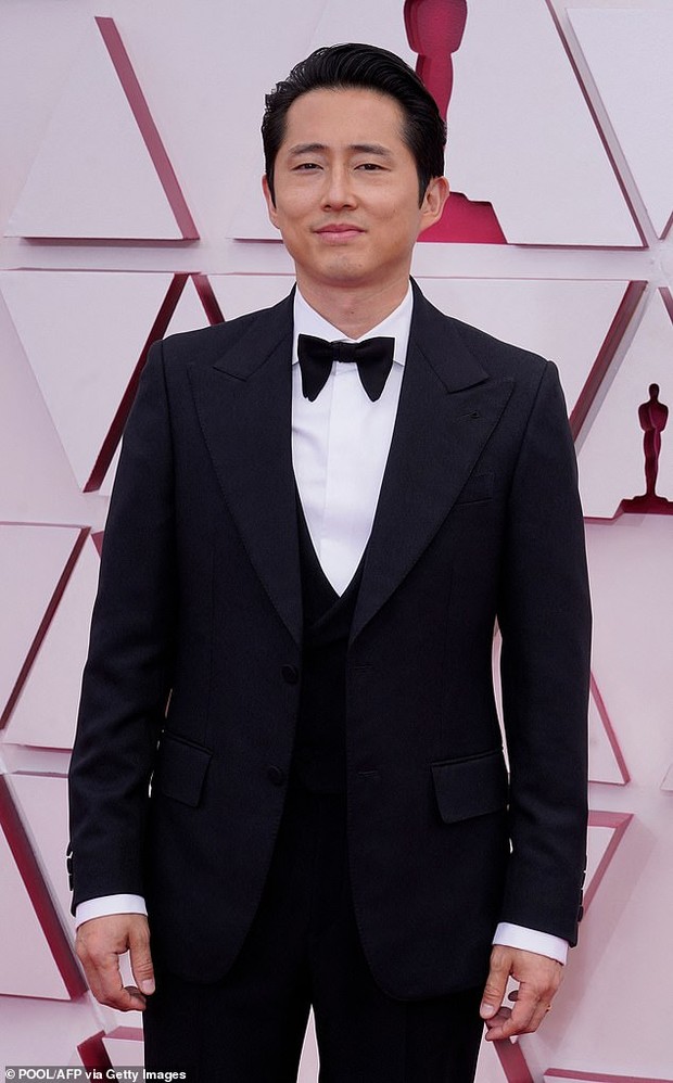 Steven Yeun saat di karpet merah Piala Oscars 2021.