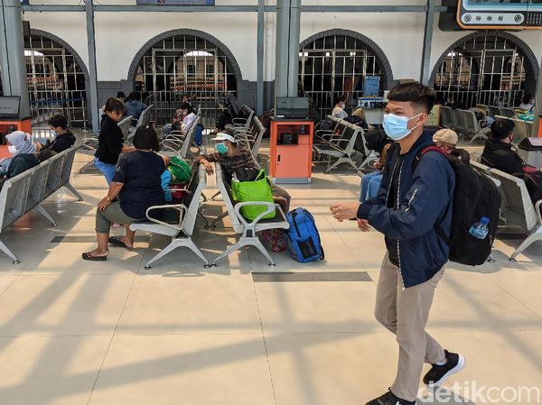 Cek Suasana Stasiun Senen Saat Mudik Diperketat