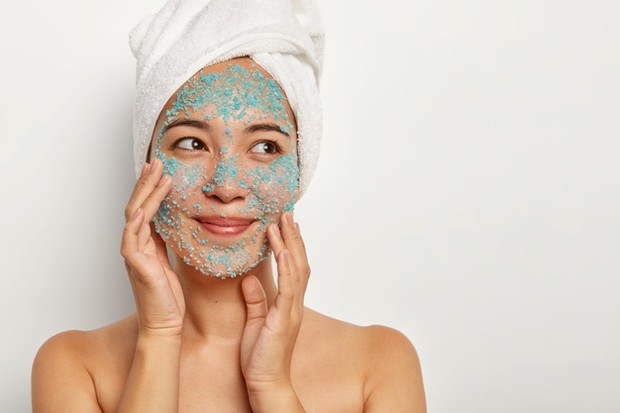 Terlalu Kasar saat Aplikasikan ke Kulit Wajah/Foto : freepik.com Terlalu Kasar saat Aplikasikan ke Kulit Wajah