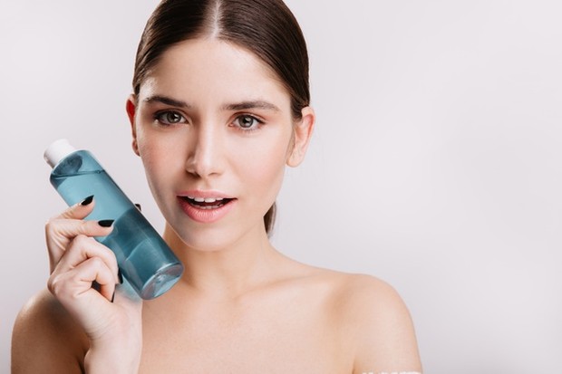 Tidak Menggunakan Produk Hydrating Setelahnya/Foto : freepik.com Tidak Menggunakan Produk Hydrating Setelahnya