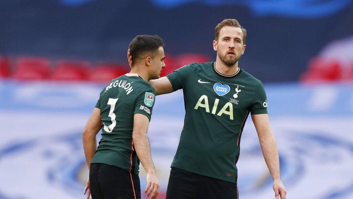 Tottenhams Harry Kane comforts teammate Sergio Reguilon, left, at the end of the English League Cup final soccer match between Manchester City and Tottenham Hotspur at Wembley stadium in London, Sunday, April 25, 2021. Manchester City won 1-0. (AP Photo/Alastair Grant)