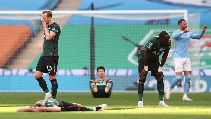 LONDON, ENGLAND - APRIL 25: Harry Kane of Tottenham Hotspur looks dejected after the Carabao Cup Final between Manchester City and Tottenham Hotspur at Wembley Stadium on April 25, 2021 in London, England. 8,000 fans are due to watch the game at Wembley, the most at an outdoor sporting event in the UK since the coronavirus pandemic started in March, 2020. Each team has been given an allocation of 2,000 with the remaining tickets split between local residents and NHS staff. (Photo by Clive Rose/Getty Images)