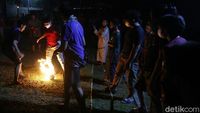 Serunya Bermain Bola Api Semarakkan Ramadhan
