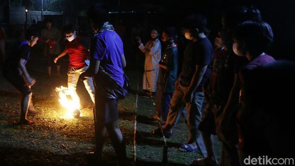 Serunya Bermain Bola Api Semarakkan Ramadhan