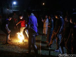 Serunya Bermain Bola Api Semarakkan Ramadhan