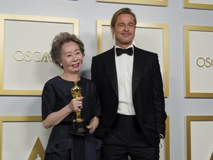 Youn Yuh-jung Tak Sangka Namanya Dipanggil Brad Pitt karena Menang Oscar