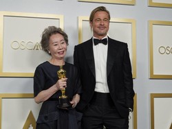 Youn Yuh-jung Tak Sangka Namanya Dipanggil Brad Pitt karena Menang Oscar