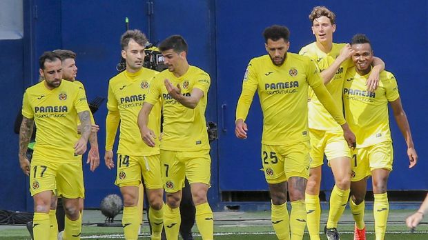 Villareal's Samuel Chukwueze, right, celebrates after scoring his side's first goal during the Spanish La Liga soccer match between Villarreal and FC Barcelona at the Ceramica stadium in Villarreal, Spain, Sunday, April 25, 2021. (AP Photo/Alberto Saiz)