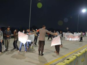 Tuntut Ganti Rugi Lahan, Warga Demo di Tol Cimanggis-Cibitung hingga Malam