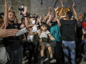 Barikade Israel Dicopot Usai Bentrok di Yerusalem, Warga Palestina Bersorak