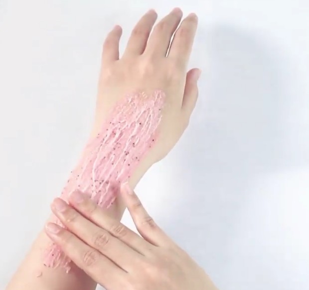 YOU Skinsational Body Scrub/Foto : instagram.com/youbeauty_idn YOU Skinsational Body Scrub