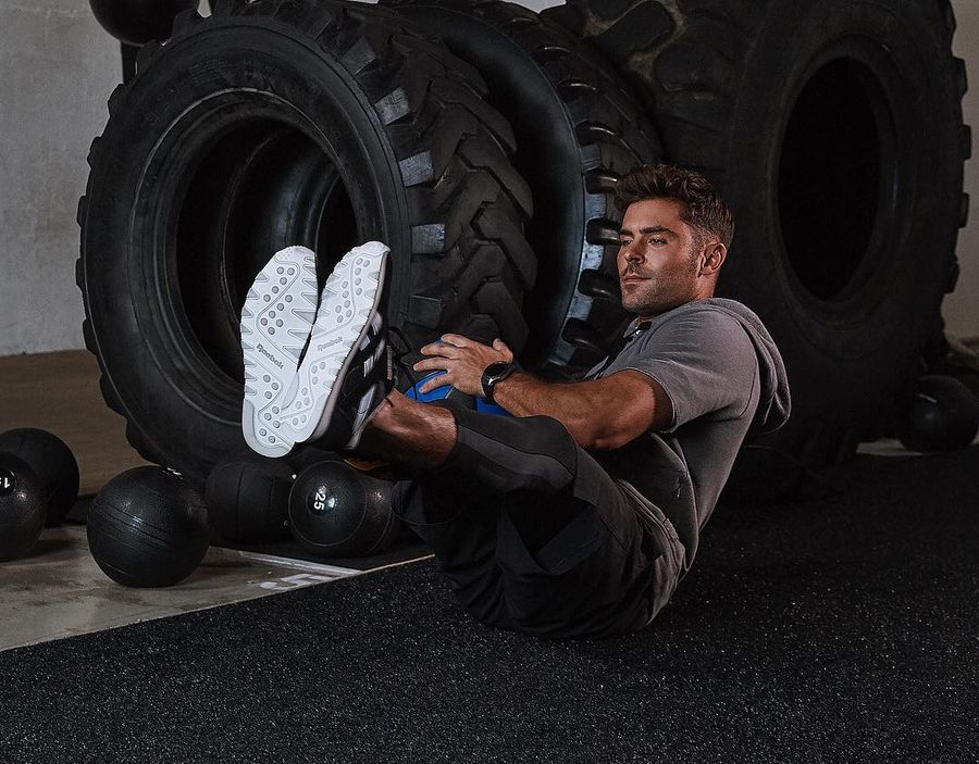 Sejak saat itu, Zac Efron pun rajin berolahraga. Seperti fotonya di 2019 ini sedang melakukan latihan. Foto: dok. Instagram