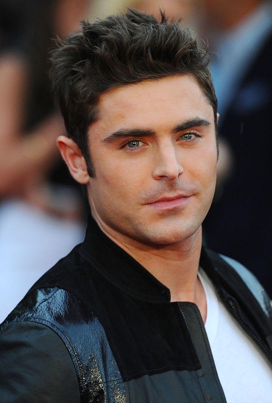 Dari tahun ke tahun, Zac Efron mempertahankan penampilan rambutnya dengan jambul. Ini penampilan tampannya pada 2015. Foto: dok. Getty Images