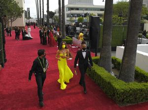 8 Gaya Zendaya Banjir Pujian, Patuh Prokes COVID-19 Pakai Masker di Oscars