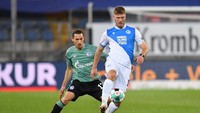 Pilar Arminia Bielefeld, Fabian Klos berada di urutan ke-7 dalam daftar ini. Ia sudah tampil dalam 323 laga Bielefeld dalam 10 tahun terakhir di liga domestik. Klos bermain sejak timnya berada di divisi tiga hingga kini di Bundesliga.(Foto: Getty Images/Frederic Scheidemann)